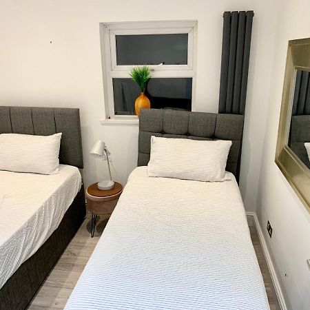 لندن Modern 2 Bedroom Apartment With Private Garden Near Canary Wharf المظهر الخارجي الصورة