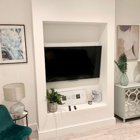 لندن Modern 2 Bedroom Apartment With Private Garden Near Canary Wharf المظهر الخارجي الصورة