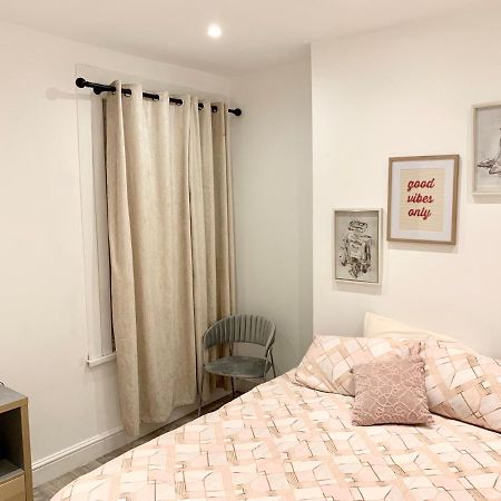 لندن Modern 2 Bedroom Apartment With Private Garden Near Canary Wharf المظهر الخارجي الصورة