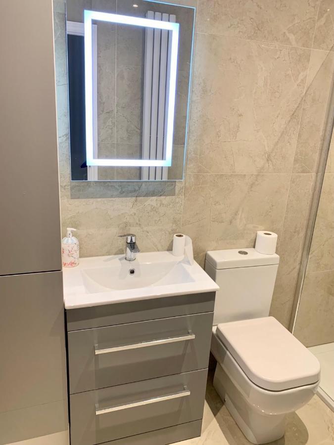 لندن Modern 2 Bedroom Apartment With Private Garden Near Canary Wharf المظهر الخارجي الصورة