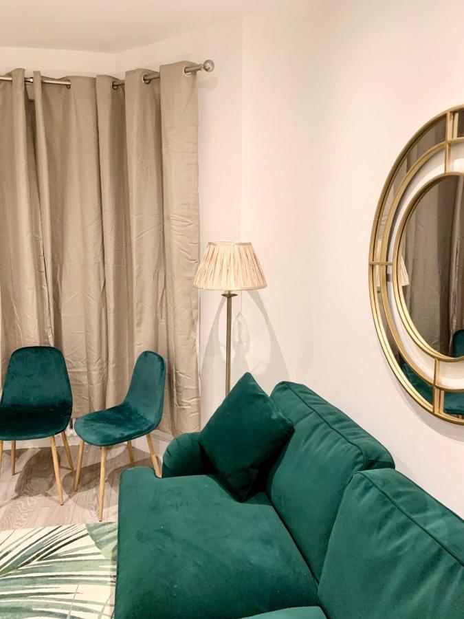 لندن Modern 2 Bedroom Apartment With Private Garden Near Canary Wharf المظهر الخارجي الصورة