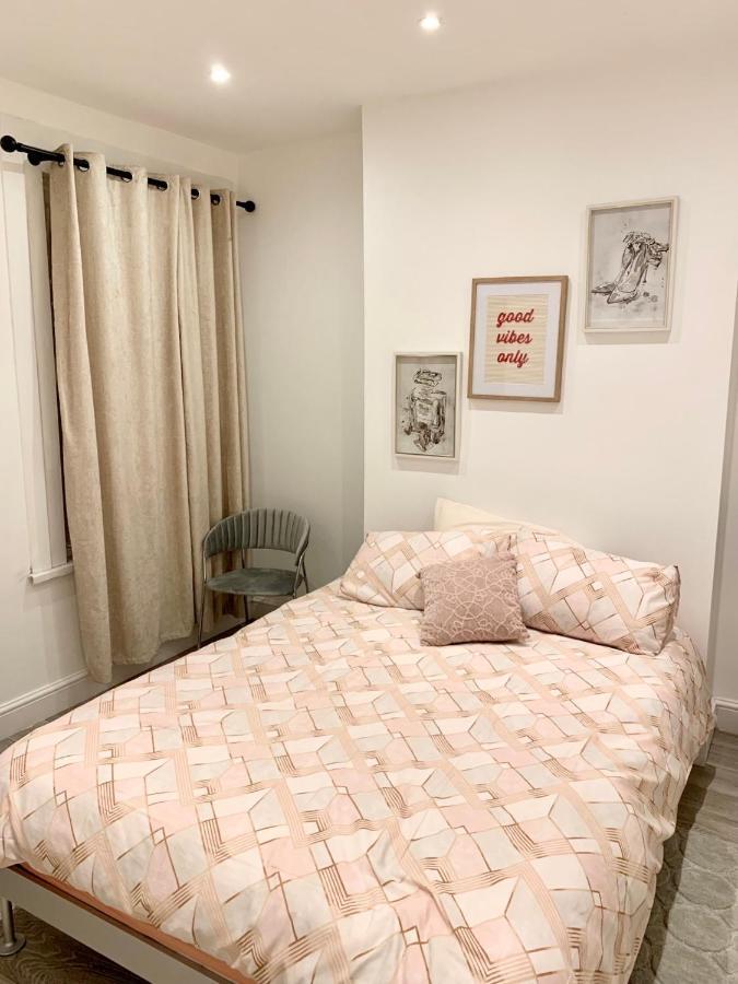 لندن Modern 2 Bedroom Apartment With Private Garden Near Canary Wharf المظهر الخارجي الصورة