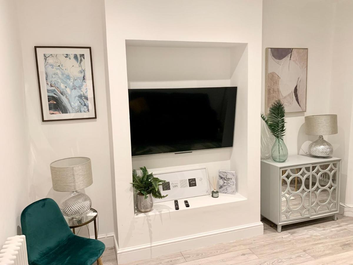 لندن Modern 2 Bedroom Apartment With Private Garden Near Canary Wharf المظهر الخارجي الصورة