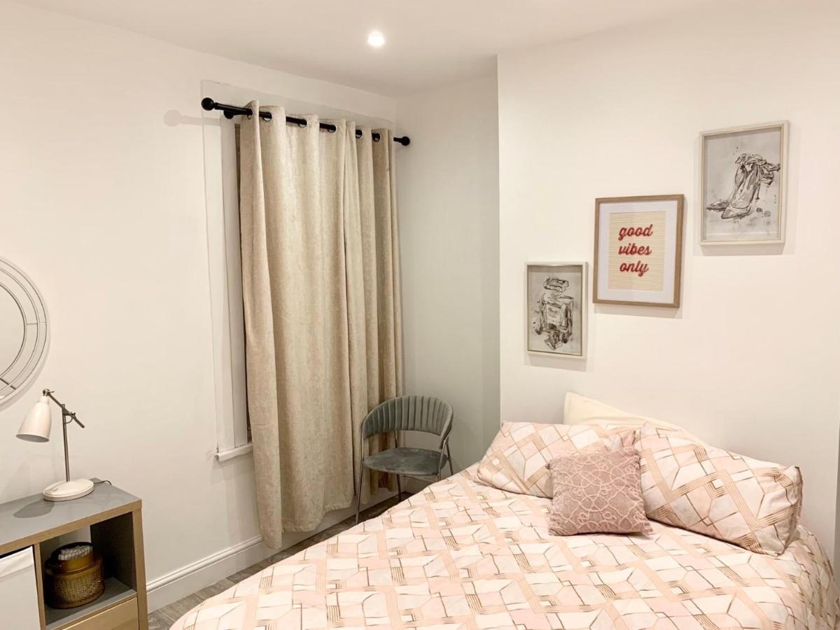 لندن Modern 2 Bedroom Apartment With Private Garden Near Canary Wharf المظهر الخارجي الصورة